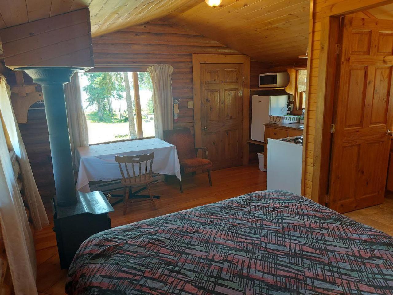 Escott Bay Resort Anahim Lake ภายนอก รูปภาพ